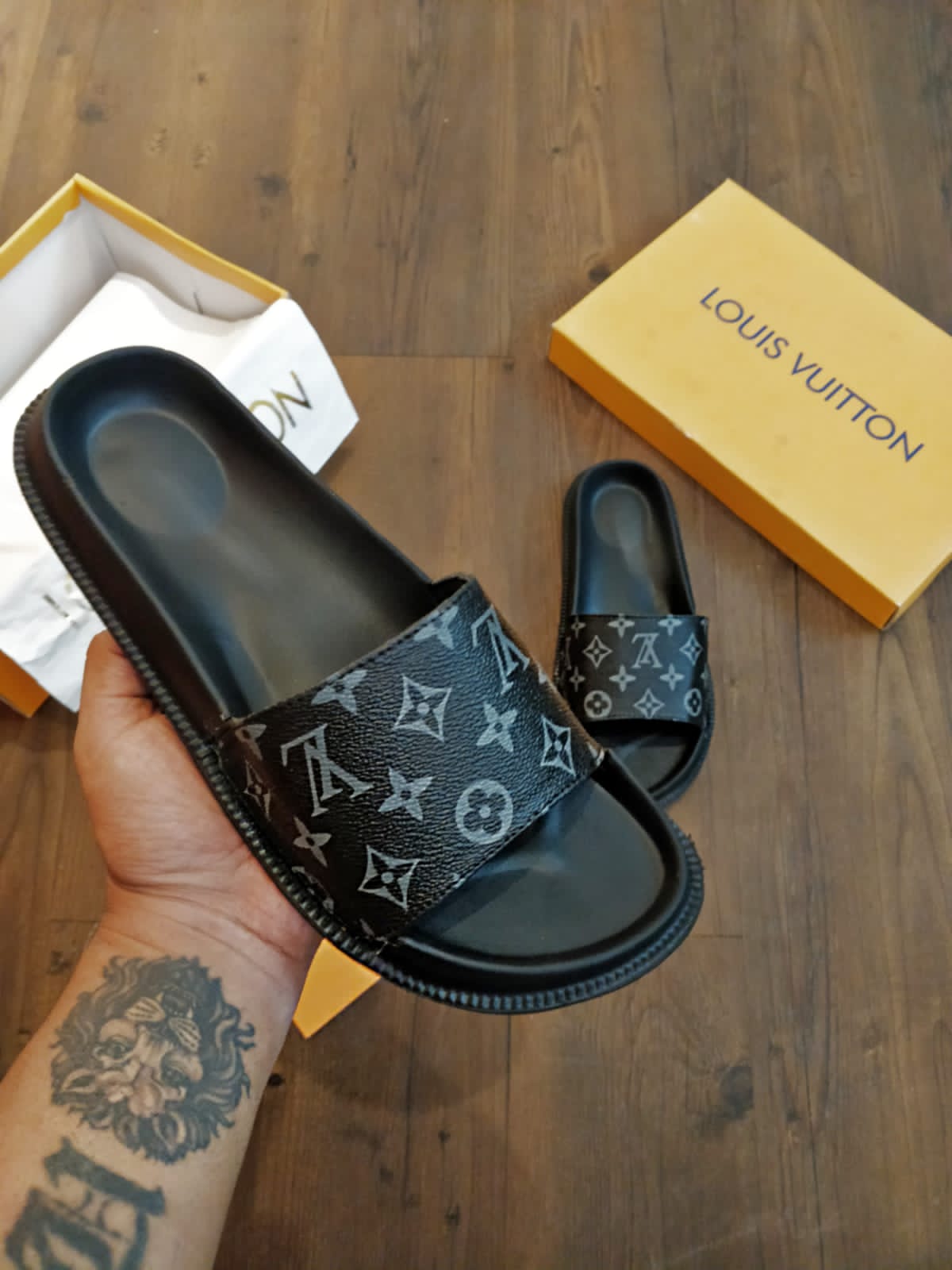 Mens Sandals  Luxury Designer Slides Mules Slippers  LOUIS VUITTON 